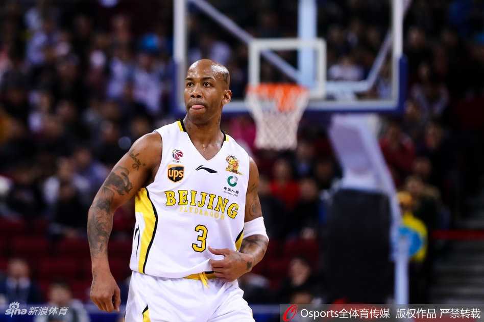 京城憾负:辽篮双杀北控,老马与艾伦的传承之战 兰多夫在内线高高跃起,面对辽宁队的多人围堵强行上篮,展现出“白魔兽”的强悍斗志,即使胜负已定,他依然为北控的尊严拼尽最后一颗子弹。