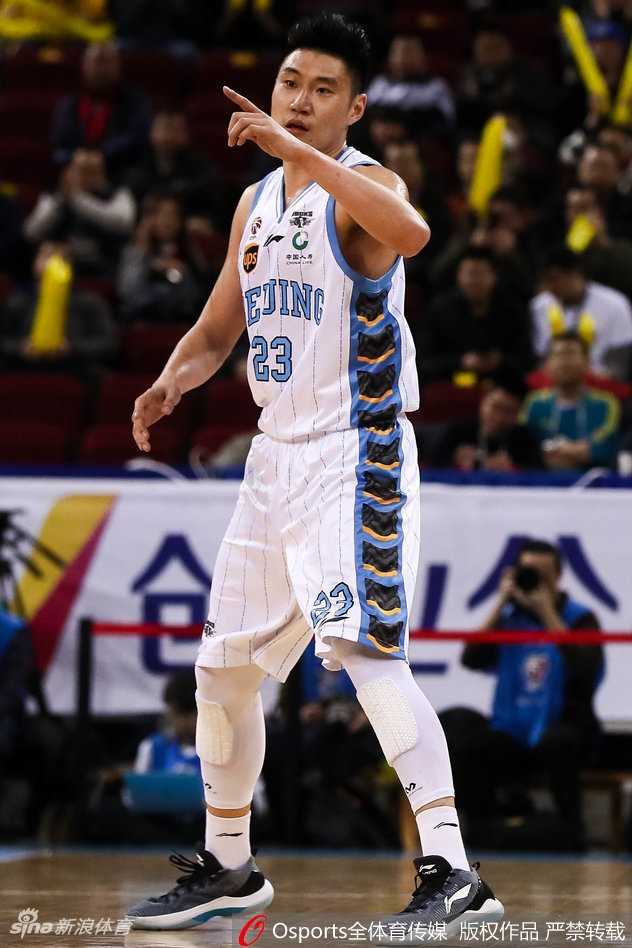 天津队新援威廉姆斯高高跃起，尝试封盖北京队的投篮，其出色的身体素质展露无遗。