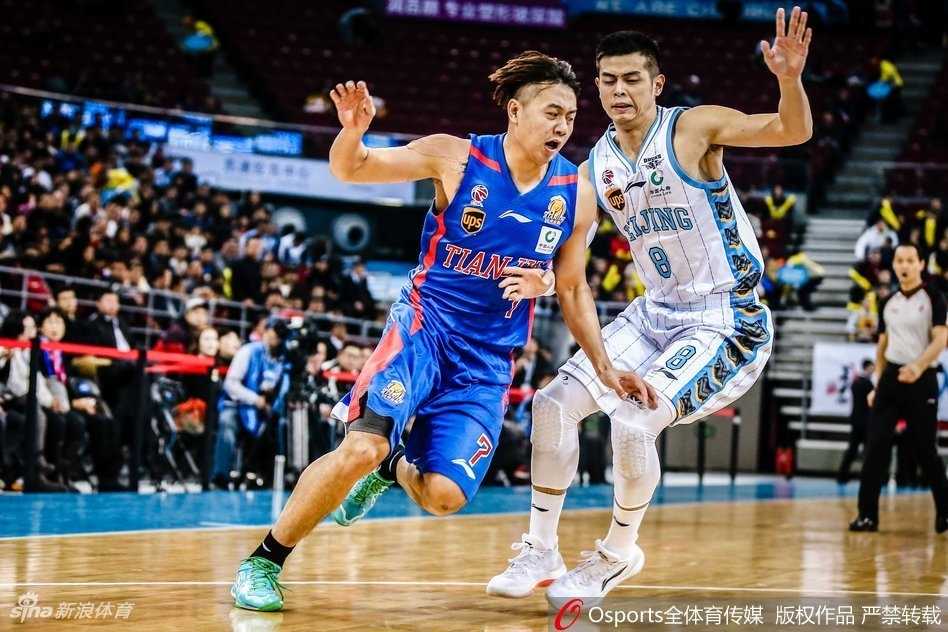 常林在篮下卡位拼抢篮板，利用强壮的身体优势占据有利位置，展现出内线悍将的风采。