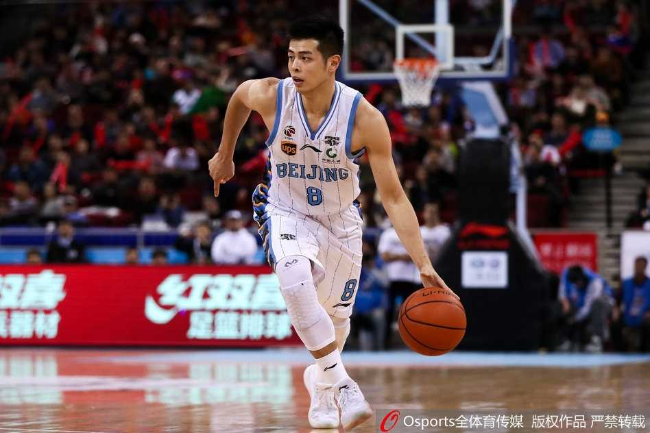 雅尼斯教练在场边焦急地呼喊，手势激烈，眼神中充满对弟子们的期待与不甘，他试图将欧洲的团队铁血纪律注入这支全新的北京队。