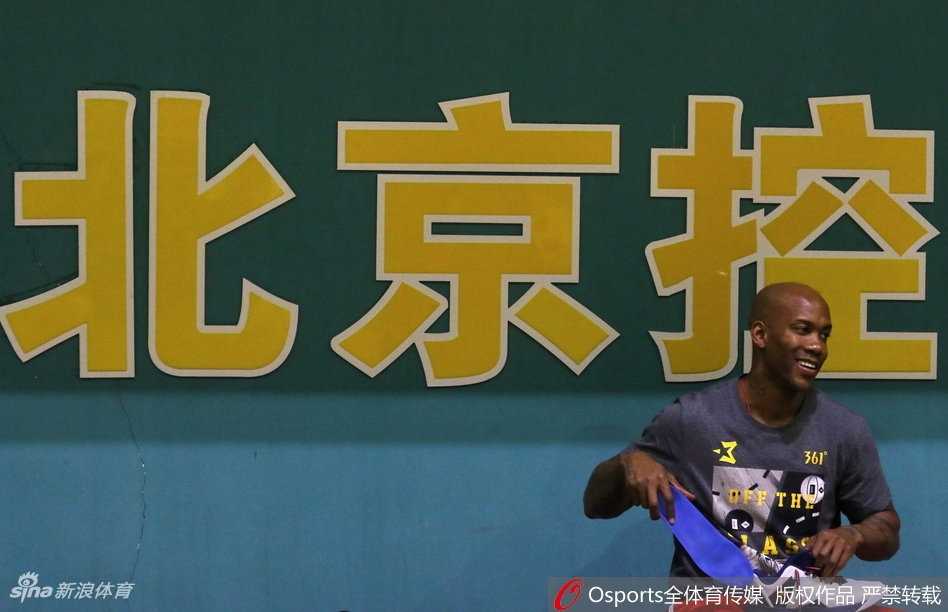 四十岁的马布里身披北控三号战袍，眼神坚毅地在怀柔训练馆里运球突破，尽管已是生涯暮年，肌肉线条依旧分明，汗水洒在北控男篮的新地板上。