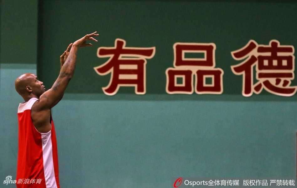 训练间隙，兰多夫揽着马布里的肩膀，两人低头耳语，阿巴斯在对面认真倾听，三人的T恤都被汗水浸透，画面充满兄弟篮球的温情。