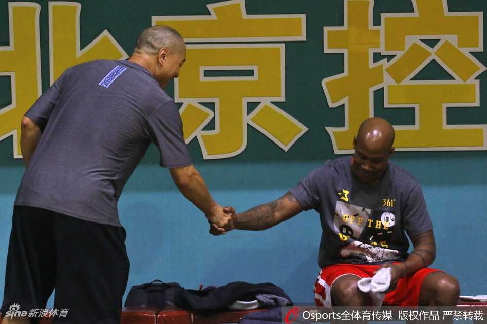 兰多夫在对抗训练中卡位要球，他结实的肩膀顶开防守人，脸上带着‘白魔兽’标志性的凶悍表情，完全不像一个经历过重伤的老将。