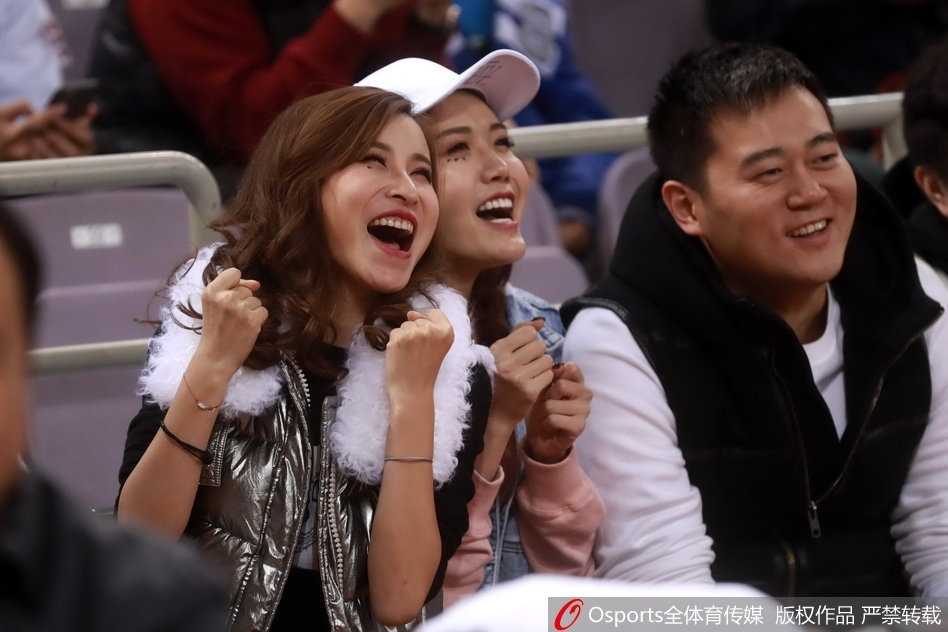 京城新势力御敌记:马布里率北控力斩山东高速,场边美女球迷成另类风景 扎着丸子头的俏皮女球迷,表情略带嗔怪,嘟着嘴看向赛场,流露出对球队表现既失望又难舍的复杂情感。