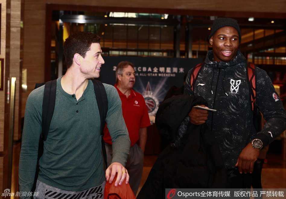京城星夜,篮球嘉年華:二〇一七CBA全明星周末的聚光燈下 林志杰双手插兜,神情轻松地打量着酒店的环境,这位久经沙场的老将周身散发着一种从容不迫的自信气场。