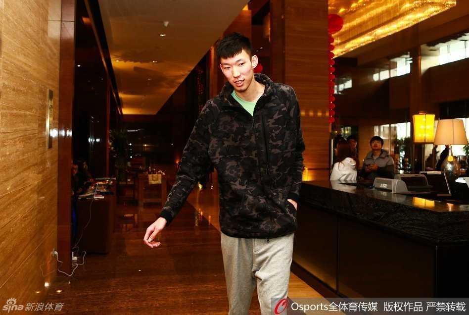 京城星夜,篮球嘉年華:二〇一七CBA全明星周末的聚光燈下 弗雷戴特露出他那标志性的温暖微笑,一旁的亚布塞莱则像个大男孩,对着镜头调皮地比划着手势,气氛融洽又轻快。