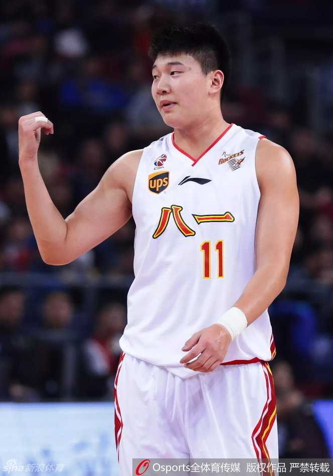 广厦队孙铭徽在万军丛中高高跃起，他以惊人的滞空能力折叠上篮，在对方内线长人的头顶完成取分，尽显英雄本色。