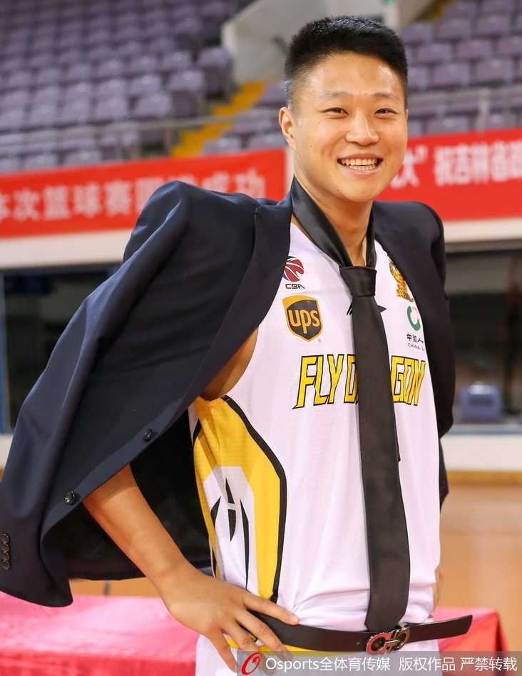 队友们围在马布里身边一起看刚才拍下的照片，大家指着屏幕笑得前仰后合，马布里则得意洋洋地展示自己的摄影作品。