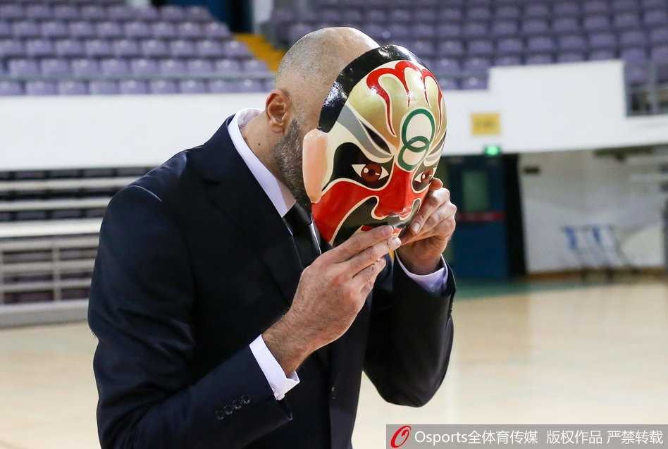 拍摄间隙，马布里独自坐在场边休息，手托下巴陷入沉思，仿佛在回味自己辉煌的职业生涯，又或是在憧憬新赛季的征途。