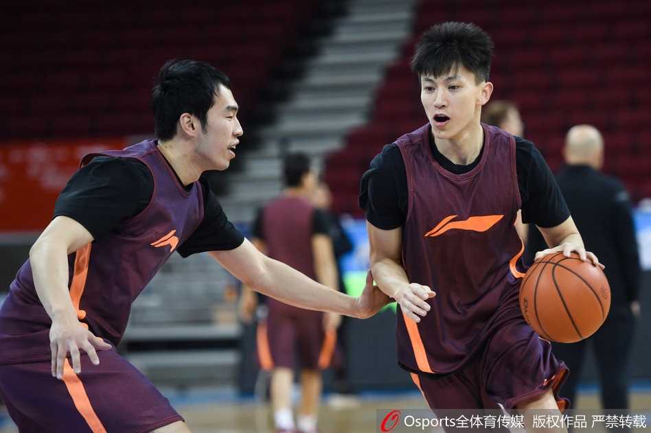 队友们在场上进行高强度的战术演练，场下的刘晓宇若有所思，他在用头脑模拟着即将归来的比赛节奏