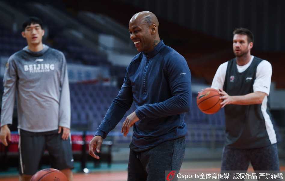 训练场上，马布里嘴角洋溢着轻松的笑意，他身披北控战袍，眼神里却依旧闪烁着昔日王者对胜利的渴望，仿佛在向对面的篮筐低语：这是我的最后一季，但我仍是这里的王。