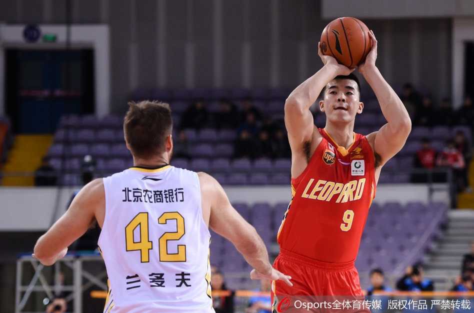 京城激战最后时刻惜败,北控双外援神勇难阻深圳四连胜 杨敬敏在最后时刻接球出手,全场目光聚焦于篮球飞行的轨迹,遗憾球弹筐而出的瞬间令人扼腕叹息