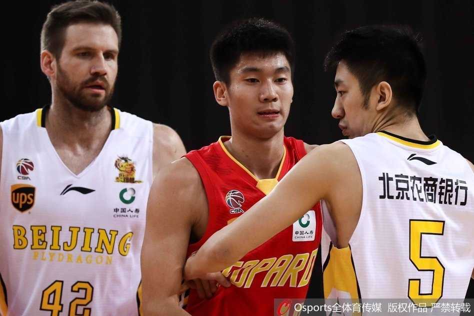 京城激战最后时刻惜败,北控双外援神勇难阻深圳四连胜 面对防守悍将的长臂干扰,马布里依然冷静地观察着队友跑位,仿佛整个球场都在他的运球节奏之中