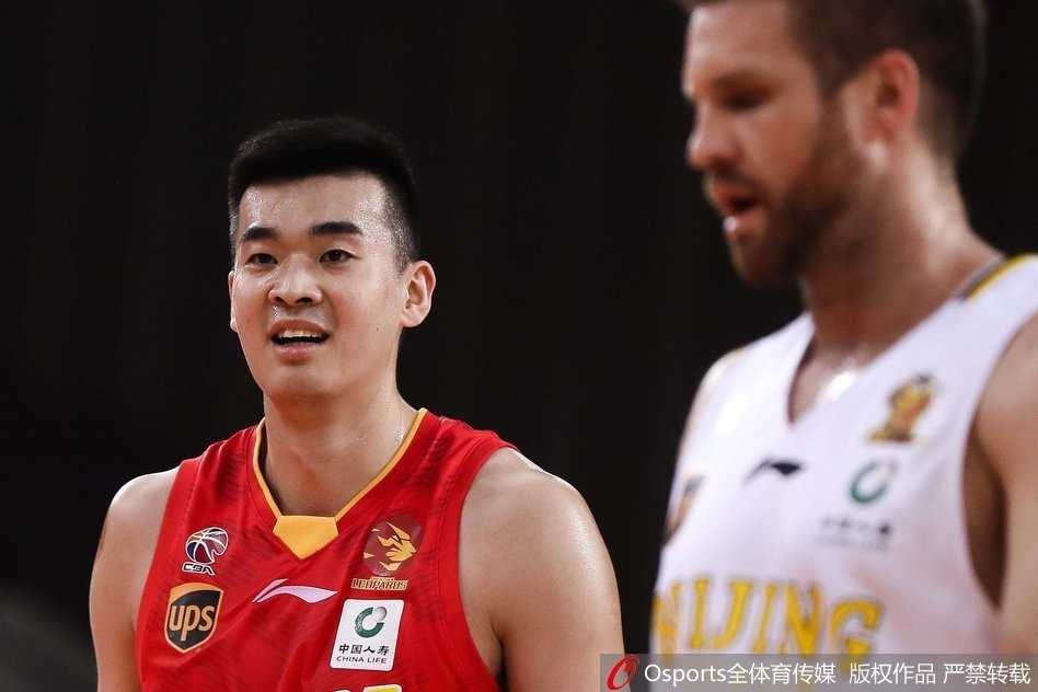 京城激战最后时刻惜败,北控双外援神勇难阻深圳四连胜 萨林杰利用身体优势在篮下强硬背打,身后的防守球员被他死死卡住,只能望球兴叹