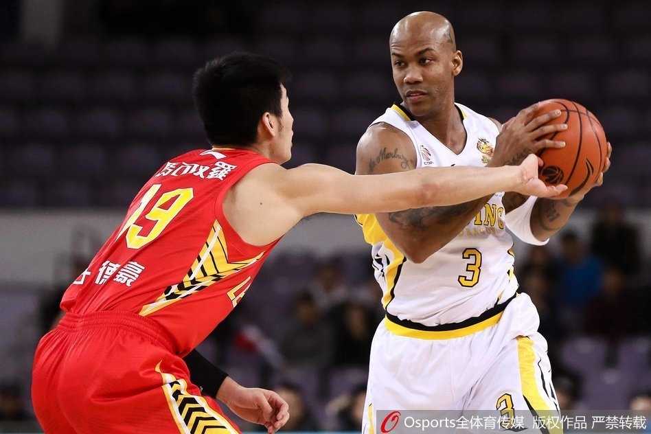 京城激战最后时刻惜败,北控双外援神勇难阻深圳四连胜 兰多夫在深圳队多人包夹之下强行起跳,篮球在空中划出完美弧线,眼神里满是不屈的斗志