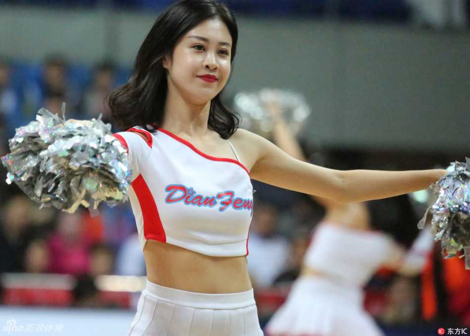 京城热力全开:首钢女篮豪取赛点,宝贝炫舞点燃总决赛激情 活力四射的啦啦宝贝们整齐划一地踢腿转身,灿烂笑容与动感节拍成为赛场一道亮丽风景