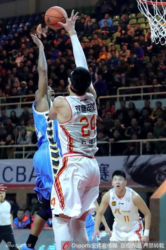 马布里如利刃般持球强行突破，遭遇对方防守球员的铜墙铁壁