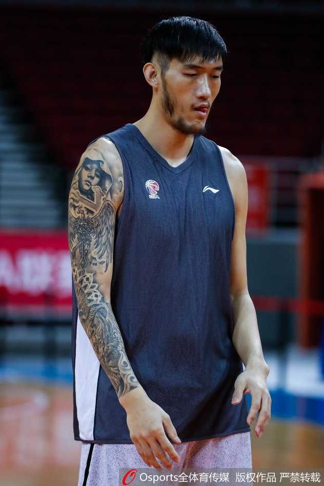 京城独苗老马伏枥,北控男篮最后一搏 训练间隙,马布里双手撑膝,汗水滴落在地板上,神情专注而坚毅。