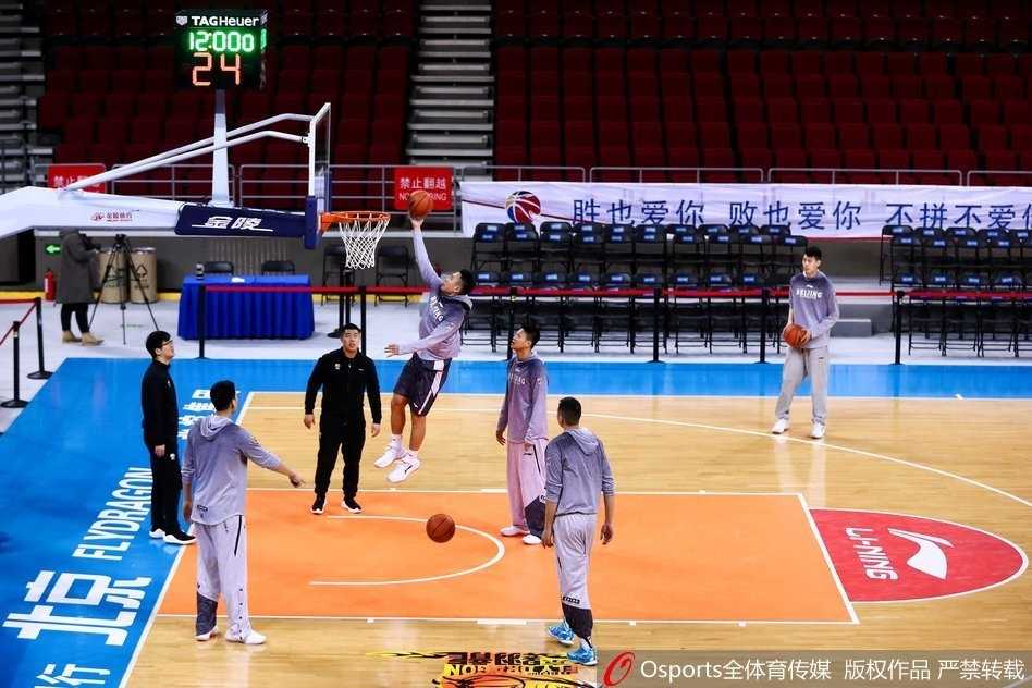 京城独苗老马伏枥,北控男篮最后一搏 外援兰多夫在低位要球,马布里在高位指挥交通,两人默契十足。