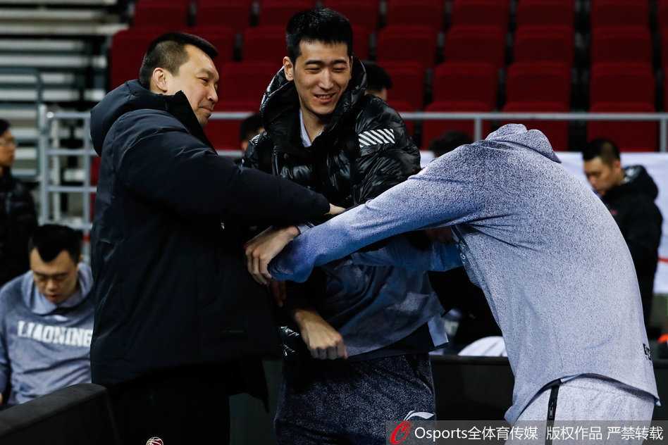 京城独苗老马伏枥,北控男篮最后一搏 在队友的注视下,马布里完成一次标准的跳投,篮球在空中划出完美弧线。