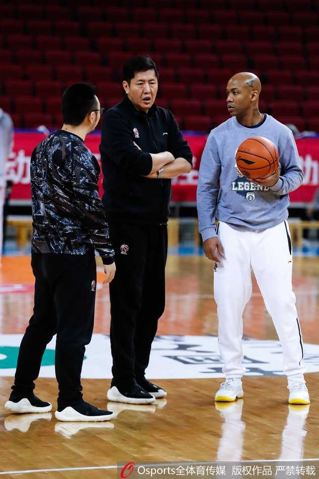 京城独苗老马伏枥,北控男篮最后一搏 眼神坚毅的马布里在训练中运球穿越全场,仿佛穿越了时光,依旧犀利。