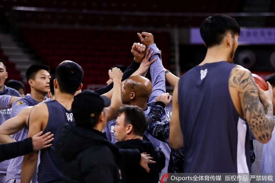 京城独苗老马伏枥,北控男篮最后一搏 训练结束,马布里独自加练三分球,偌大的球场只剩他投篮的唰唰声。