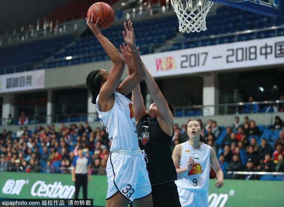 京城玫瑰主场绽放 首钢女篮大胜陕西取新季两连胜 在漫天彩带与全场球迷的欢呼声中,北京首钢女篮的将士们手举冠军旗帜,脸上洋溢着自豪的笑容,新赛季的征程在这一刻正式扬帆起航。