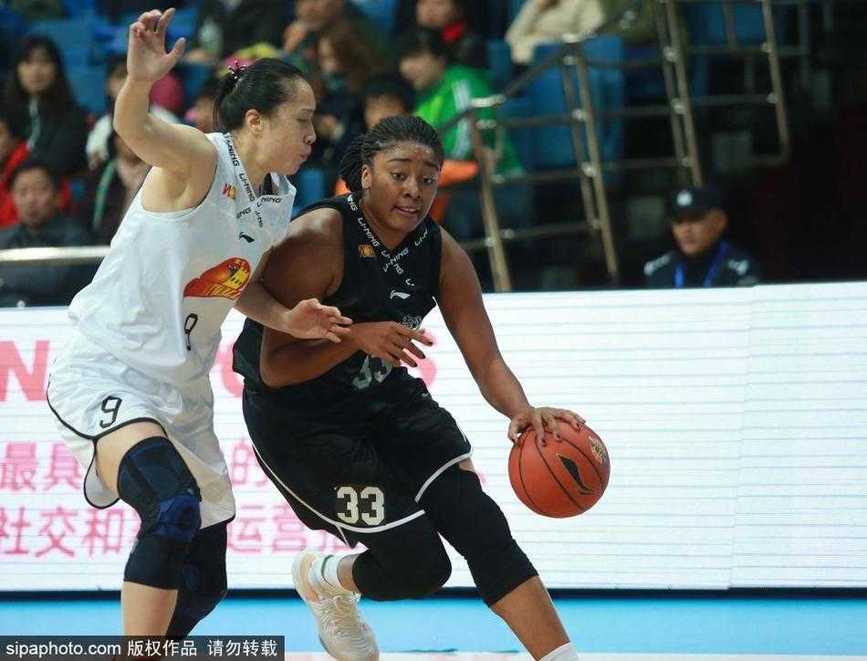 京城玫瑰主场绽放 首钢女篮大胜陕西取新季两连胜 中场休息时,功勋队长孙晓雨眼含热泪,向全场支持她的球迷挥手告别,旁边的队友们眼泛泪光,用最热烈的掌声为这位老战友送上最深的祝福。