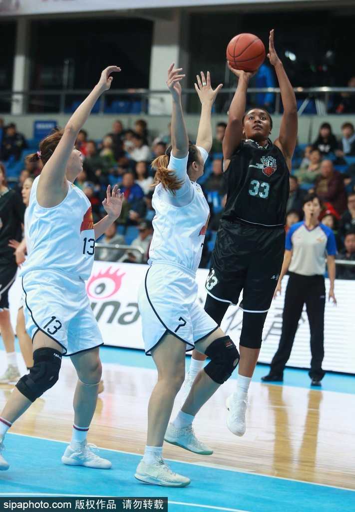 京城玫瑰主场绽放 首钢女篮大胜陕西取新季两连胜 北京队外援伊曼妮在陕西队多名球员的围堵下,依然凭借出色的臂展和卡位意识,奋力将篮板球拨向自己队友,她的存在让首钢队的内线成为了禁飞区。