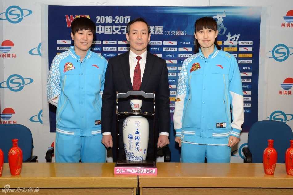 京城玫瑰再绽光芒 北京女篮蝉联桂冠谱写王朝新章 首钢篮球中心成为欢乐的海洋,北京女篮的队员们紧紧围在一起,跳跃着、欢呼着,她们的笑容比场馆的灯光还要璀璨,尽情释放着卫冕成功的巨大喜悦。