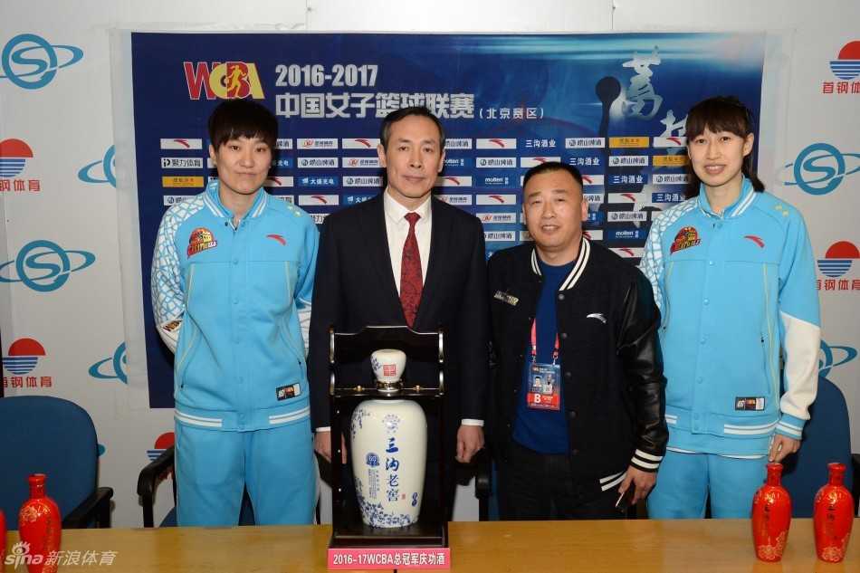 京城玫瑰再绽光芒 北京女篮蝉联桂冠谱写王朝新章 主教练许利民在赛后与爱徒孙晓雨深情拥抱,眼中饱含热泪,这个拥抱里有对弟子付出的感谢,更有对球队艰难卫冕之路所有不易的释放。