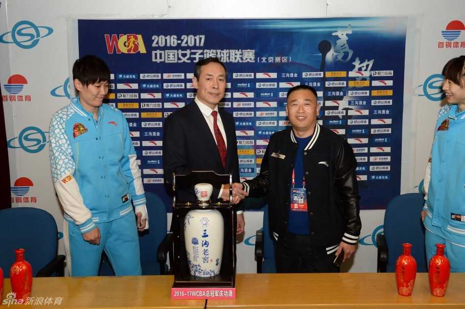 京城玫瑰再绽光芒 北京女篮蝉联桂冠谱写王朝新章 在璀璨的聚光灯下,中国篮协主席姚明亲手将总冠军奖牌挂在孙晓雨的颈上,两人微笑着相互致意,这一刻,是传承,也是对中国女篮未来的共同期许。