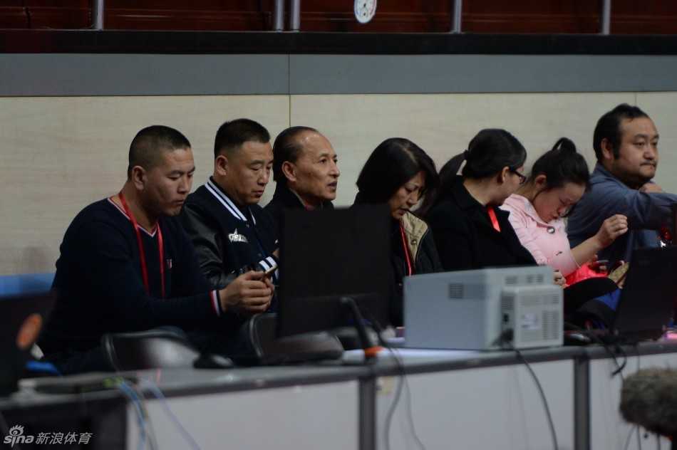 京城玫瑰再绽光芒 北京女篮蝉联桂冠谱写王朝新章 在主教练许利民的带领下,老将张帆和孙晓雨接过了三沟酒业颁发的总冠军庆功酒,三人面带微笑,这坛美酒不仅庆贺今日的胜利,更承载着对中国篮球未来的美好祝福。