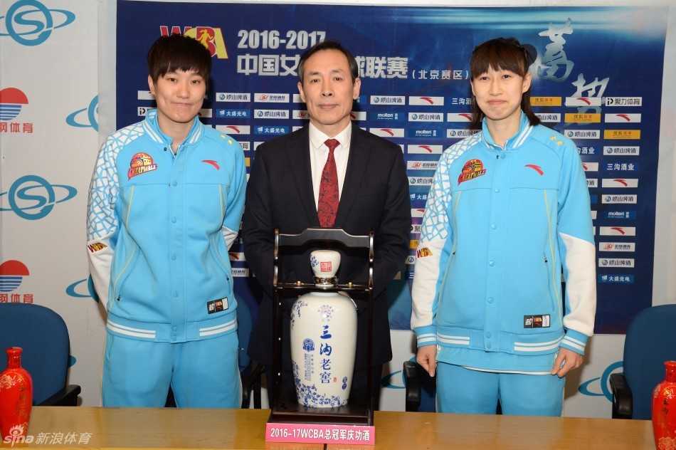 京城玫瑰再绽光芒 北京女篮蝉联桂冠谱写王朝新章 老将张帆左手缠着厚厚的白色绷带,却用右手坚定地将总冠军奖杯高高举过头顶,眼中闪着泪光,这一幕成为当晚最令人动容的画面,诠释了何为真正的体育精神。