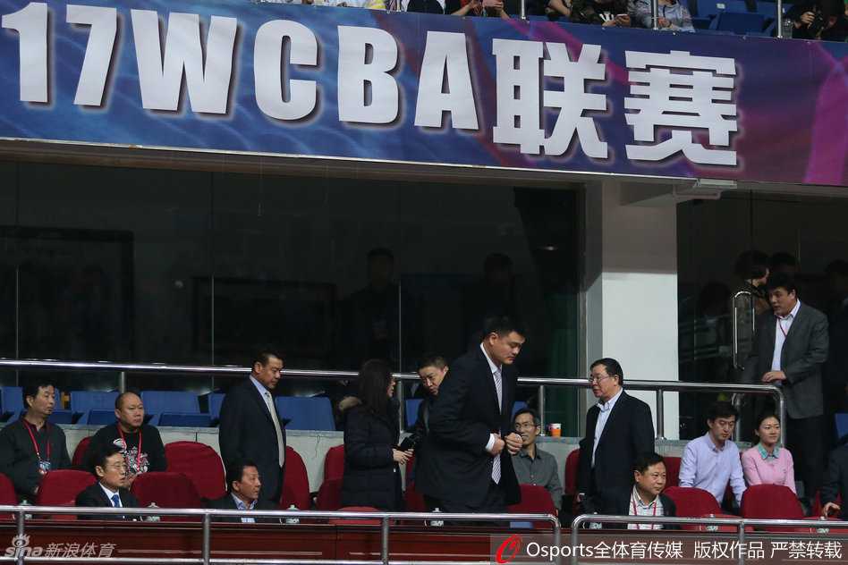 京城玫瑰再绽放!北京女篮横扫八一八年三度加冕WCBA王座 裁判高高抛起篮球,北京女篮与八一女篮的球员们在空中奋力一跃,总决赛第三战一触即发。