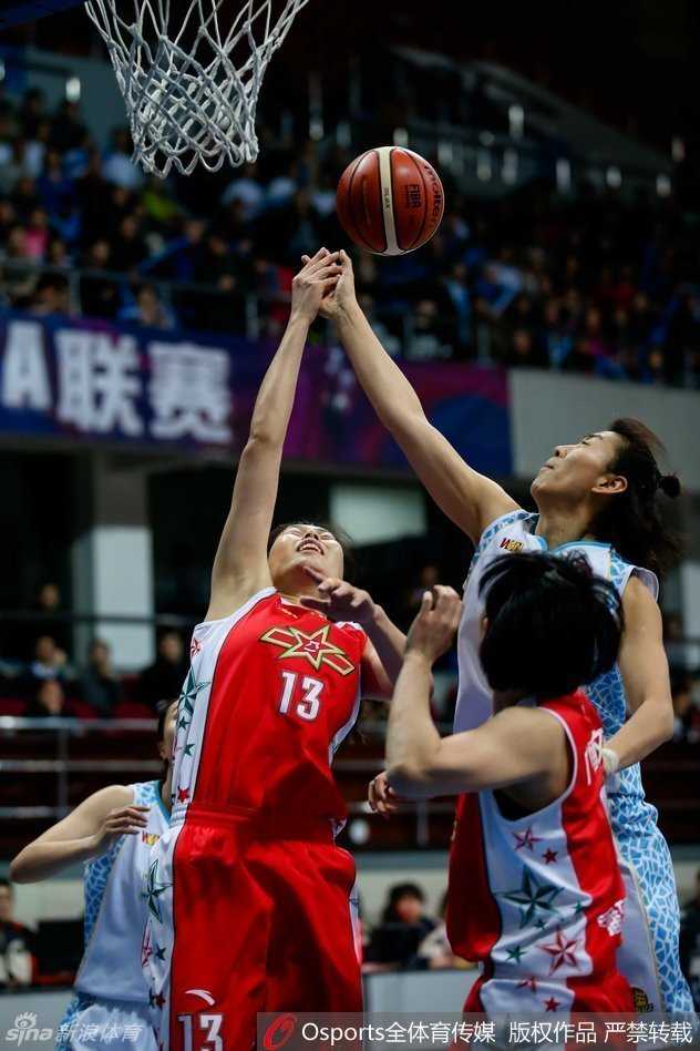 京城玫瑰再绽放!北京女篮横扫八一八年三度加冕WCBA王座 北京女篮球员在混战中高高跃起,以一记漂亮的挑篮终结进攻,篮下的拼抢激烈异常。