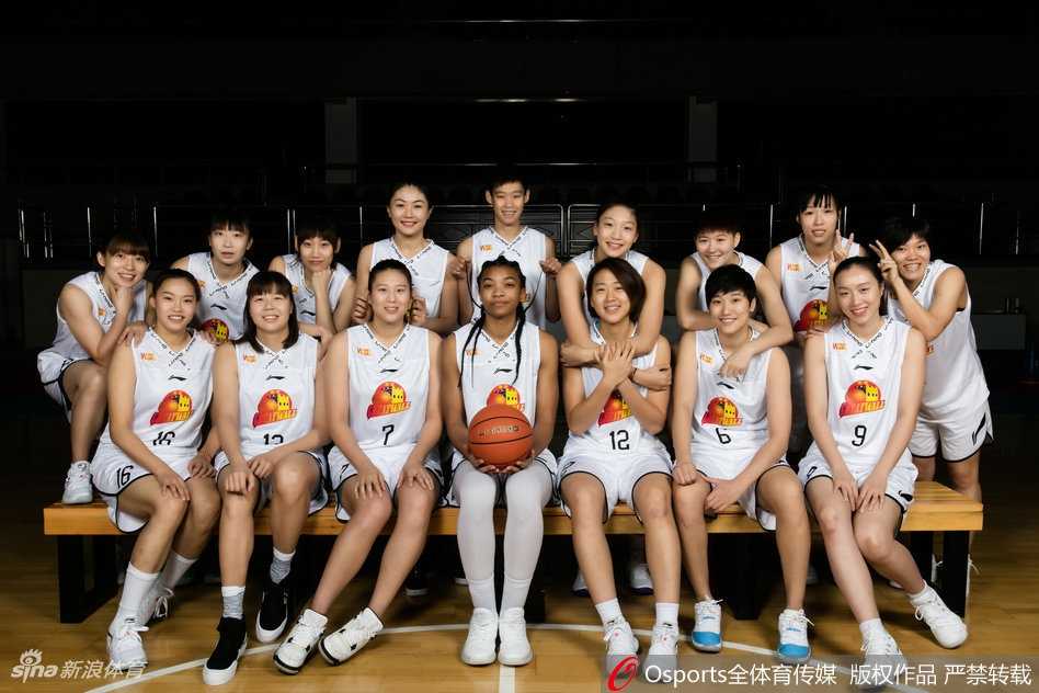 京城玫瑰绽放时:北京女篮新赛季写真与王朝背后的故事 高颂在训练中积极卡位,肌肉线条分明,展现了女篮运动员的力量与美感。