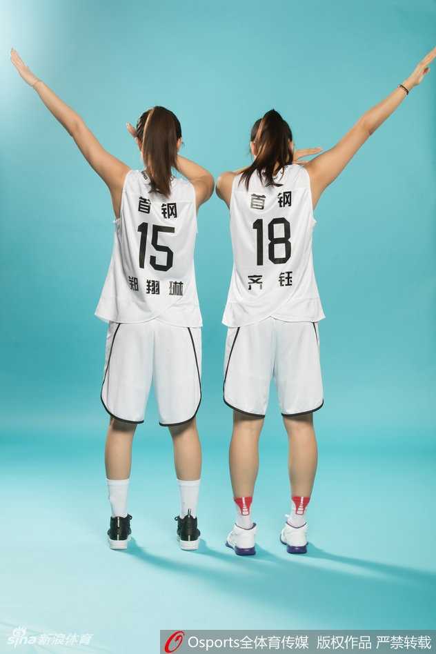 京城玫瑰绽放时:北京女篮新赛季写真与王朝背后的故事 训练间隙,队员们围在一起相互鼓劲,团结的氛围如同她们坚不可摧的防守。