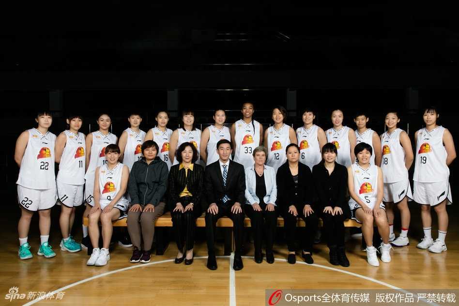 京城玫瑰绽放时:北京女篮新赛季写真与王朝背后的故事 队长邵婷眼神坚毅,手托篮球,姿态从容,领袖气质在光影间自然流露。