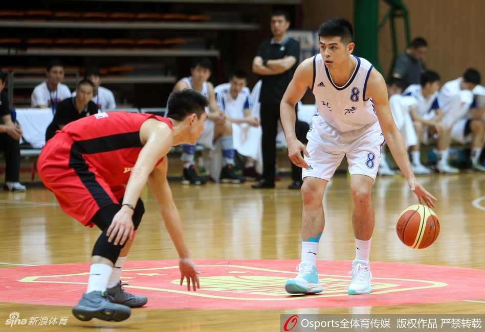翟晓川外线果断出手，篮球在空中划过一道优美弧线，诠释坚决的进攻选择
