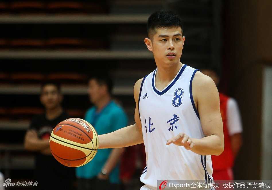 方硕运球推进穿越中场，球感娴熟自如，节奏掌控恰到好处