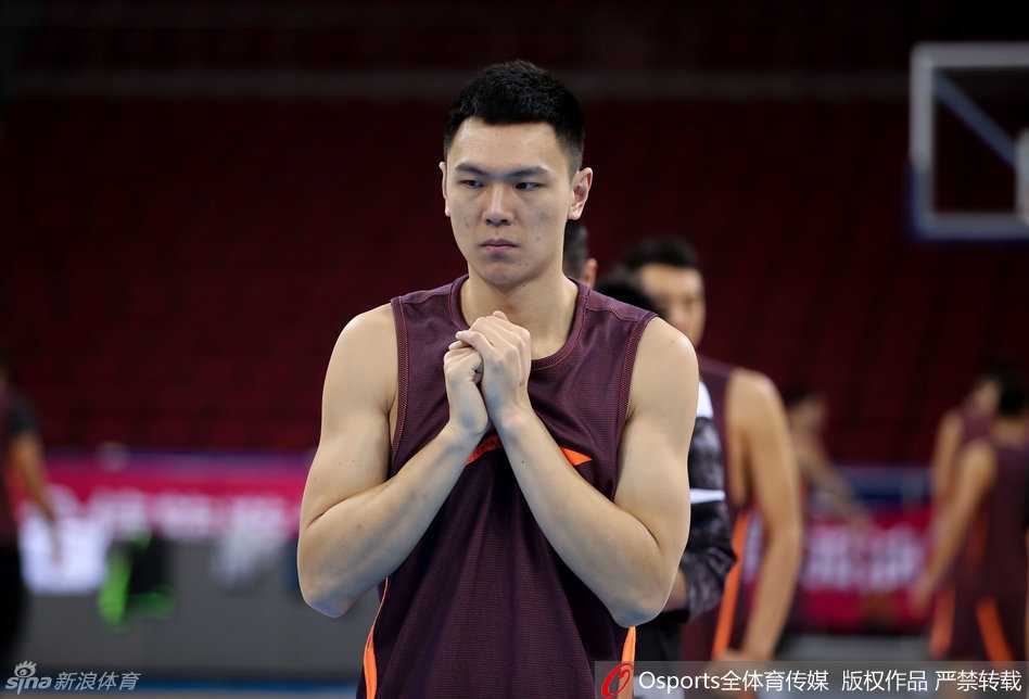 “闵鹿蕾场边双手抱枕目光凝重，他的督训让整个训练馆的氛围变得严肃而紧张，如同实战一般。”