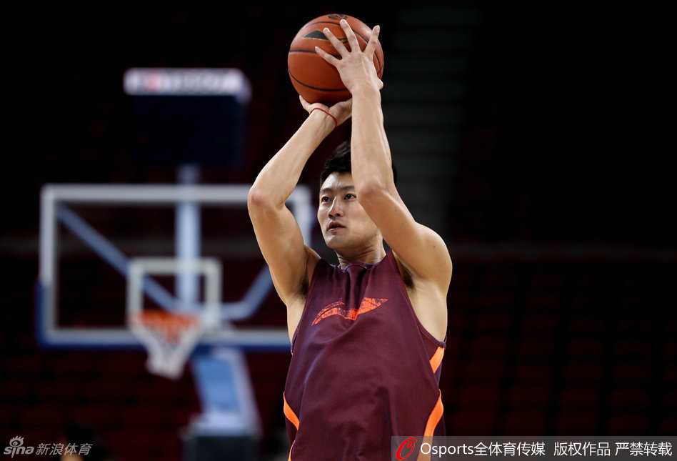 “段江鹏出手投篮动作一气呵成，专注的眼神紧盯着篮筐，每一次出手都是为了在实战中多一分把握。”