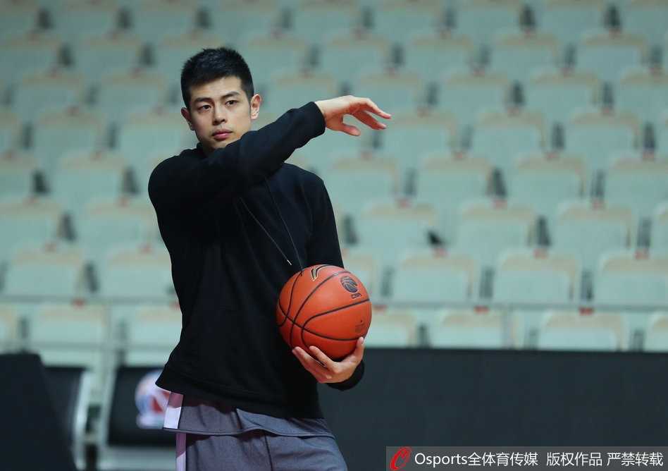 京城男篮绝境迎回核心 团队篮球期待续写传奇 在体能教练的陪同下,汉密尔顿进行着核心力量的强化训练,汗水浸透了他的训练服,这位兢兢业业的大个子希望在晚上的肉搏战中守护好球队的禁区。