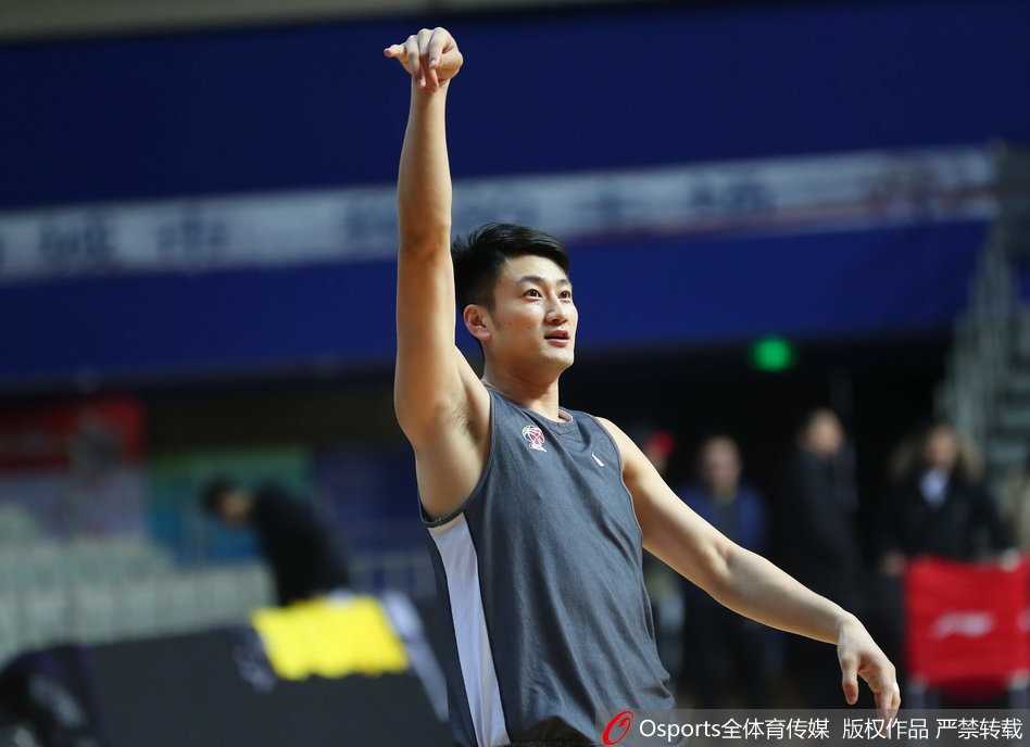 京城男篮绝境迎回核心 团队篮球期待续写传奇 队长在训练中面目凝重,他拍着手掌召集队友们围拢过来,在篮架下进行着最后的思想统一,这一刻,团队的凝聚力比任何战术都更加重要。