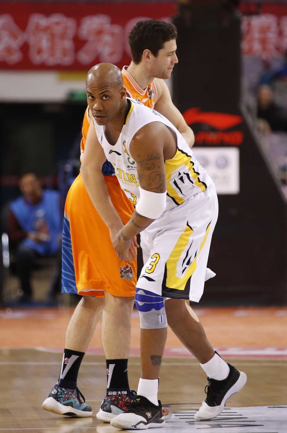 京城的寒夜与不熄的战火:北控双加时憾负上海,马布里时代的热血一页 弗雷戴特在三分线外干拔跳投,皮球离开指尖的瞬间,防守球员的手掌已覆盖到眼前,但这无法阻止那道完美弧线的诞生。