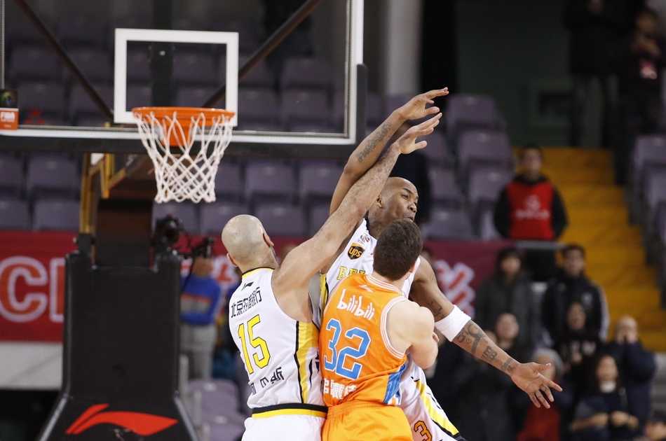 京城的寒夜与不熄的战火:北控双加时憾负上海,马布里时代的热血一页 在奥体中心明亮的灯光下,马布里运球穿越全场,眼神坚毅,仿佛穿越了时光,在他身后是如潮水般涌来的上海队防守球员。