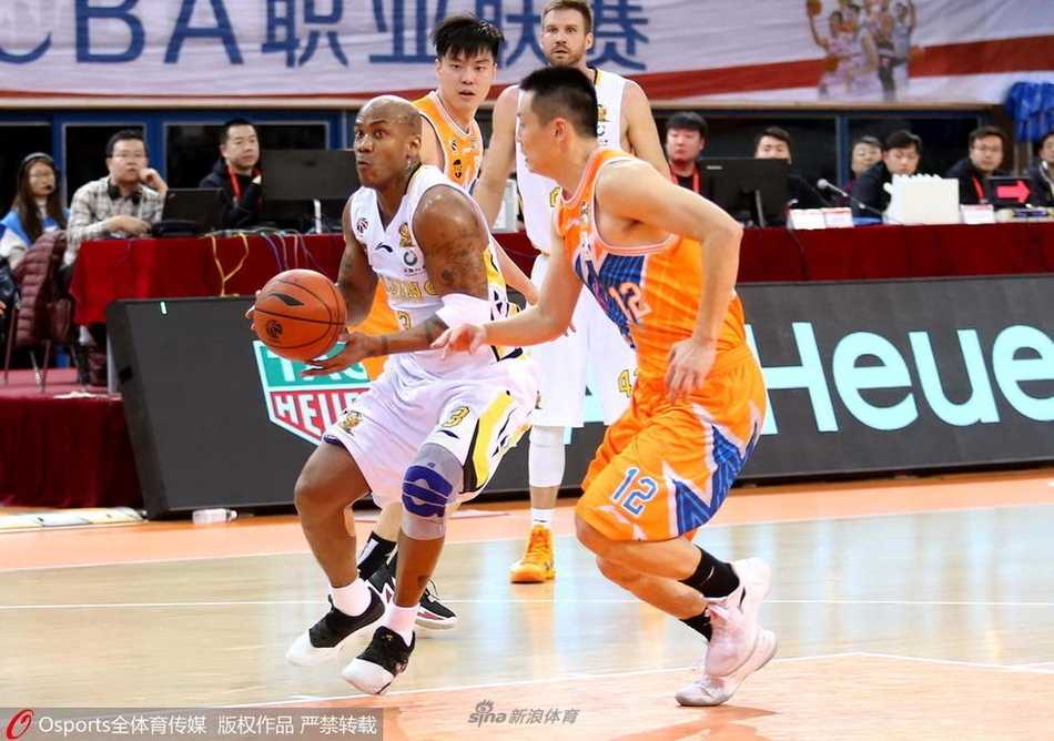 京城的惊险胜利:北控拒上海逆转豪取四连胜 杨敬敏高高跃起外线发炮,皮球离开指尖的瞬间,他的眼神已提前宣告三分命中