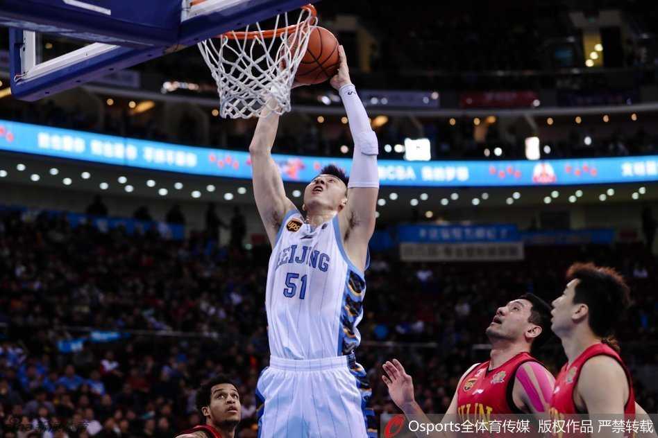 京城的铁血记忆:回首首钢2017那一季的搏杀与传承 马布里持球突破,沧桑面庞上双眼如炬,那份笃定是球队最坚实的依靠。