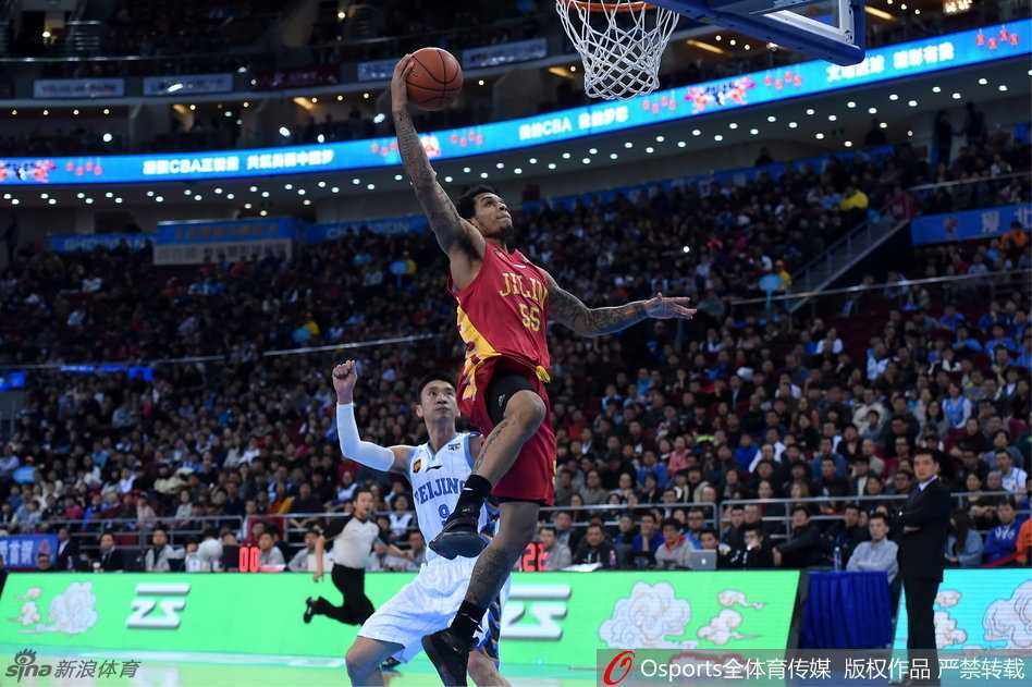 京城的铁血记忆:回首首钢2017那一季的搏杀与传承 方硕如利刃般刺穿防线,在对抗中强行起篮,眼神中透着马布里式的坚毅。